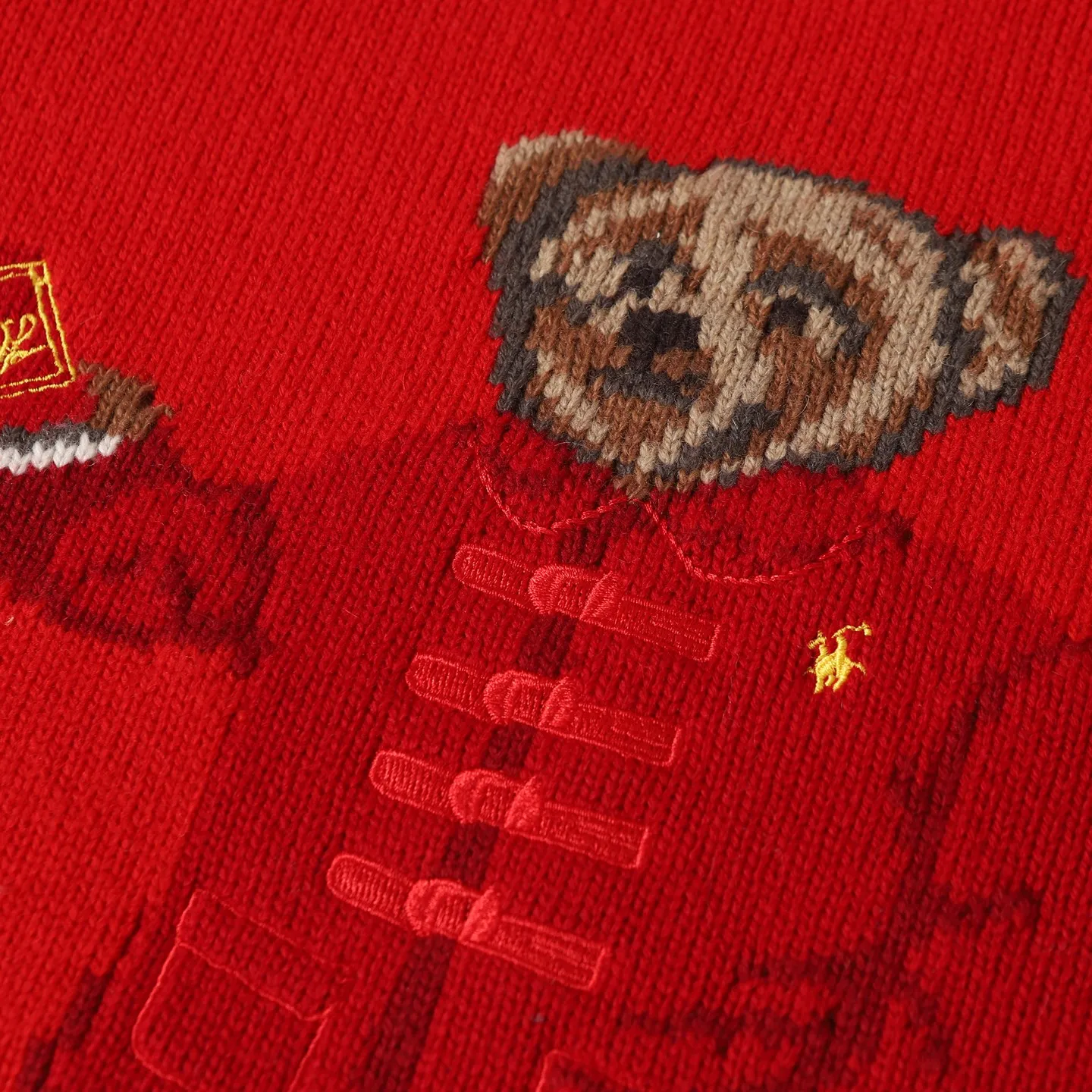 P470 [Wool] Original high-end quality Ralph lauren pol* 2026 early spring latest series! New Year's limited edition bear embroidered sweater, wool blend, soft and comfortable, super warm in autumn and winter! The little bear is wearing a red buttoned jacket and holding a red envelope. It is full of details and full of festive atmosphere. The classic round neck design is casual and versatile, and can be easily worn by both men and women. It is suitable for holiday gifts or daily wear. Exquisite craftsmanship + interesting design make it easy to create a festive look ✨. 3️⃣Personal color! S-M-L3️⃣ code!